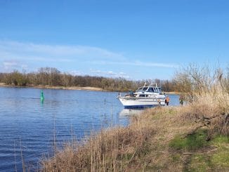 FW Lüchow-Dannenberg: Yacht läuft auf Elbe auf einen Buhnenkopf - keine Verletzten, kein Wassereinbruch - Feuerwehr sorgt für eine warme Nacht