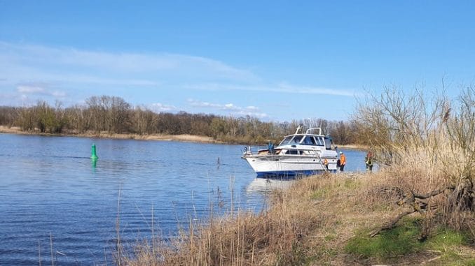 FW Lüchow-Dannenberg: Yacht läuft auf Elbe auf einen Buhnenkopf - keine Verletzten, kein Wassereinbruch - Feuerwehr sorgt für eine warme Nacht