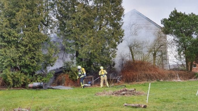 FW Lügde: Brennende Tannen am Gebäude