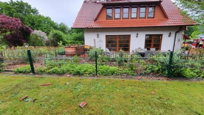 FW Lügde: Dachstuhl brennt nach Blitzeinschlag