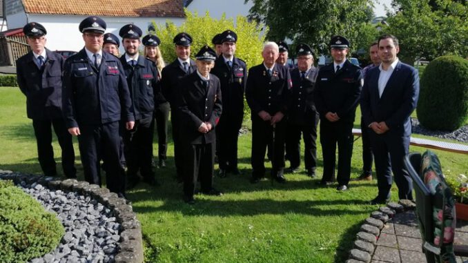 FW Lügde: Ehrenurkunde für 80-jährige Mitgliedschaft in der Feuerwehr - Besondere Ehrung für den 97 Jährigen August Moseke aus Niese