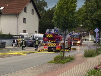 FW Lügde: Feuerwehr Lügde löscht Küchenbrand