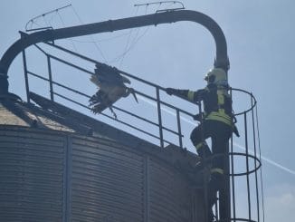 FW Lügde: Feuerwehr befreit Storch aus Notlage