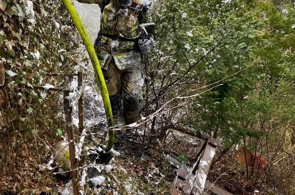 FW Lügde: Gartenhüttenbrand in unwegsamen Gelände