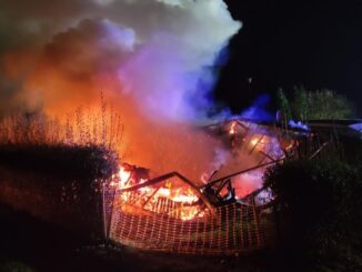 FW Lügde: Hütte auf Campingplatz steht in Vollbrand