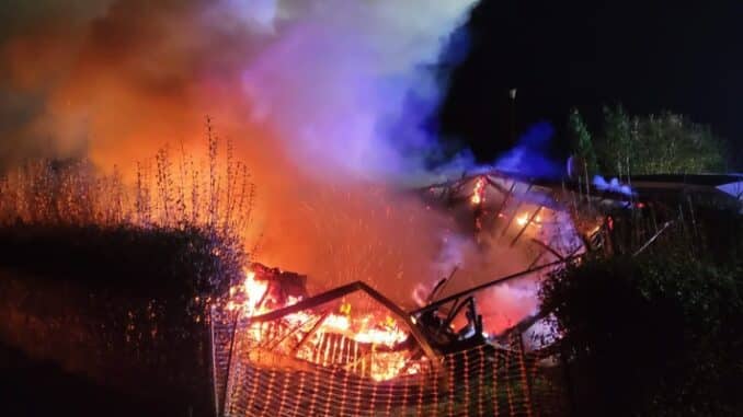 FW Lügde: Hütte auf Campingplatz steht in Vollbrand
