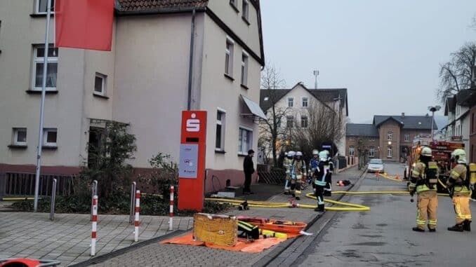 FW Lügde: Kaminbrand-Wohngebäude verraucht