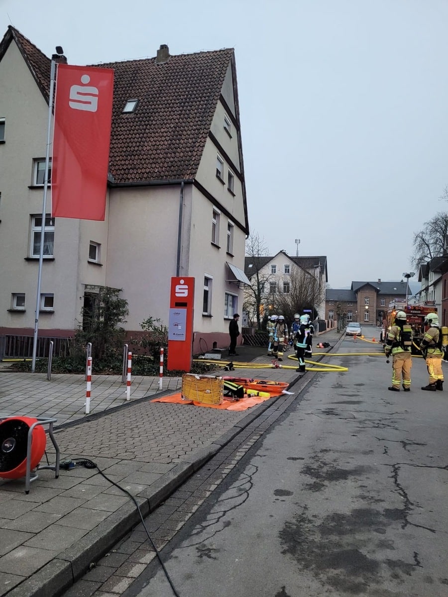 FW Lügde: Kaminbrand-Wohngebäude verraucht