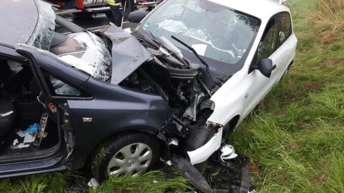 FW-Luegde-Verkehrsunfall-mit-eingeklemmter-Person.jpeg FW Lügde: Verkehrsunfall mit eingeklemmter Person