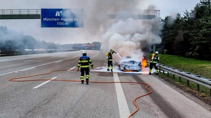 FW-M: A 99 - Vollsperrung wegen Fahrzeugbrand (Neuherberg)