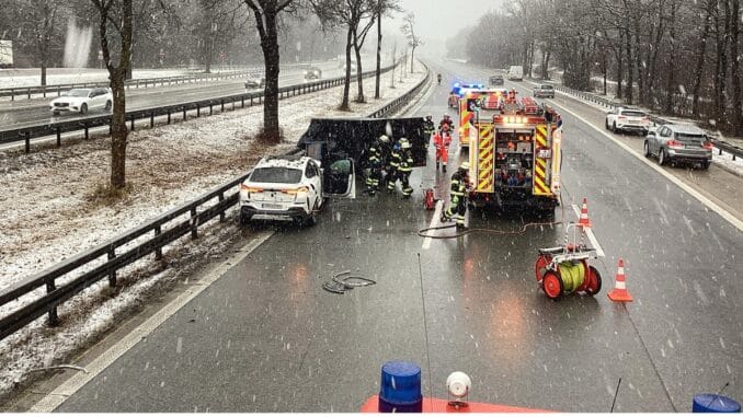 FW-M: Anhänger herrenlos auf der A 95 (Forstenrieder Park)