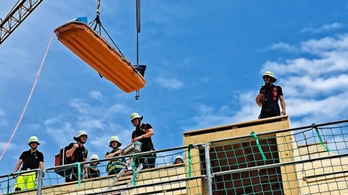 FW-M: Arbeitsunfall auf dem Dach (Lerchenau)