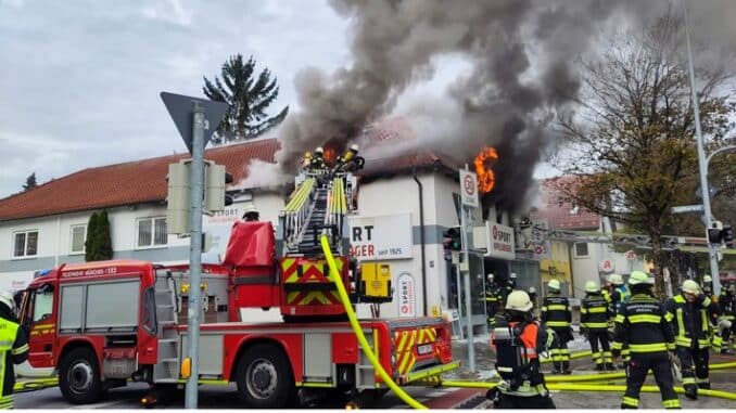 FW-M: Ausgedehnter Brand in Ladengeschäft (Waldtrudering)