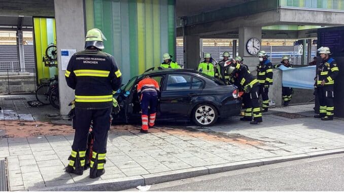 FW-M: Außer Kontrolle geratenes Fahrzeug an Betonwand gestoppt (Allach)