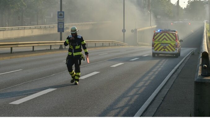 FW-M: Auto brennt im Brudermühltunnel (Sendling)