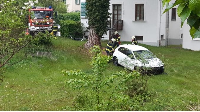 FW-M: Auto landet im Garten (Pasing-Obermenzing)