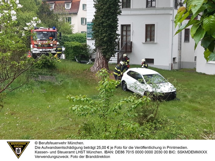 FW-M: Auto landet im Garten (Pasing-Obermenzing)