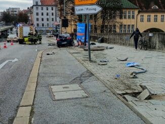 FW-M: Autofahrer rammt Litfaßsäule (Neuhausen)