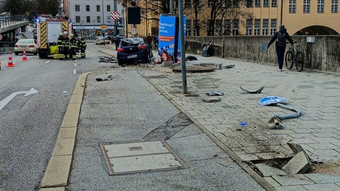 FW-M: Autofahrer rammt Litfaßsäule (Neuhausen)