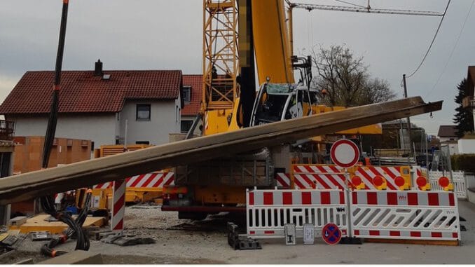 FW-M-Autokran-verliert-seine-Last-Feldmoching.jpeg FW-M: Autokran verliert seine Last (Feldmoching)