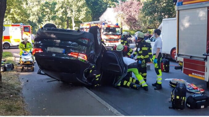 FW-M: BMW landet auf dem Dach (Bogenhausen)