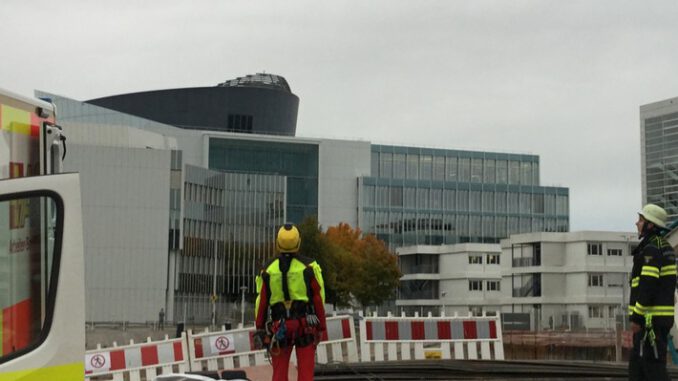 FW-M: Bauarbeiter schwer verletzt (Harthof)