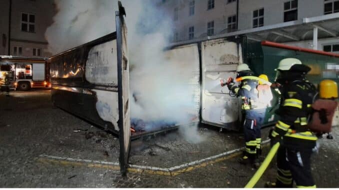 FW-M: Baucontainer in Flammen (Neuhausen)