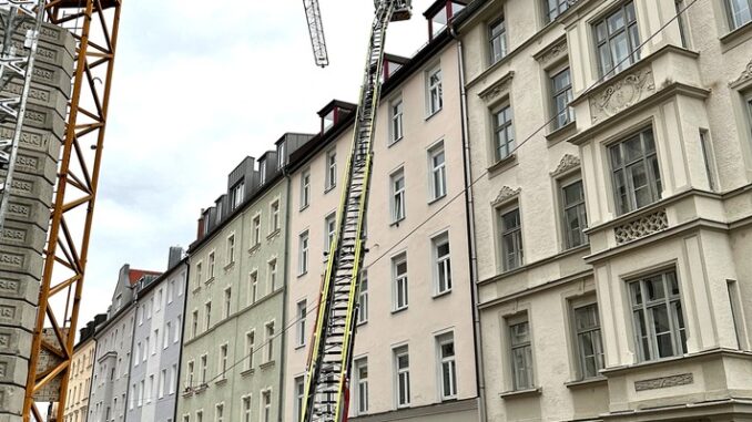 FW-M: Baukran beschädigt Wohngebäude (Isarvorstadt)