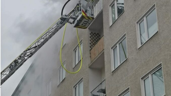 FW-M: Bewohnerin stirbt bei Zimmerbrand (Westend)