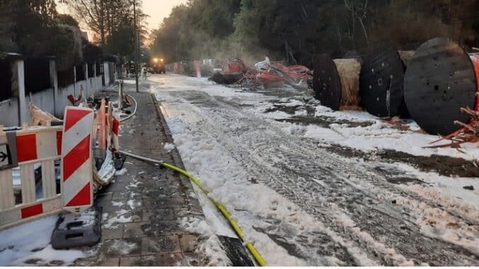 FW-M: Brand auf Baustelle gefährdet Wohnhäuser (Harlaching)