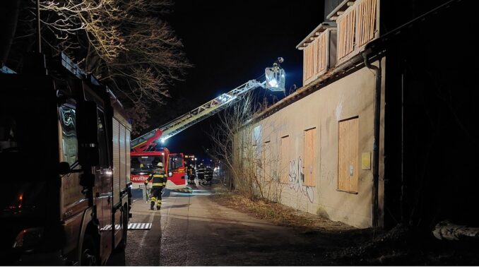 FW-M: Brand im denkmalgeschützten Kieswerk (Perlach)