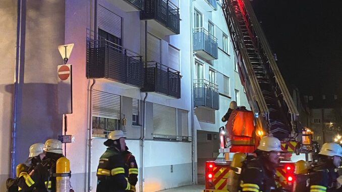FW-M: Brand in Mehrparteienhaus, eine Person verletzt (Neuhausen)