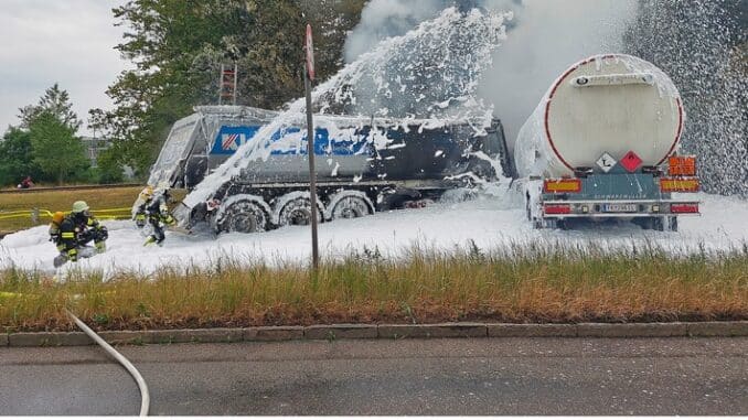 FW-M: Brand von zwei Lastwagen (Moosach)