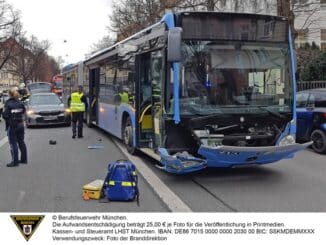 FW-M: Bus trifft auf Pkw (Ludwigsvorstadt)