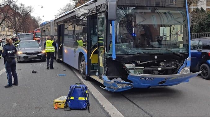 FW-M: Bus trifft auf Pkw (Ludwigsvorstadt)