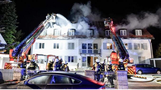 FW-M: Dachstuhl völlig abgebrannt (Obermenzing)