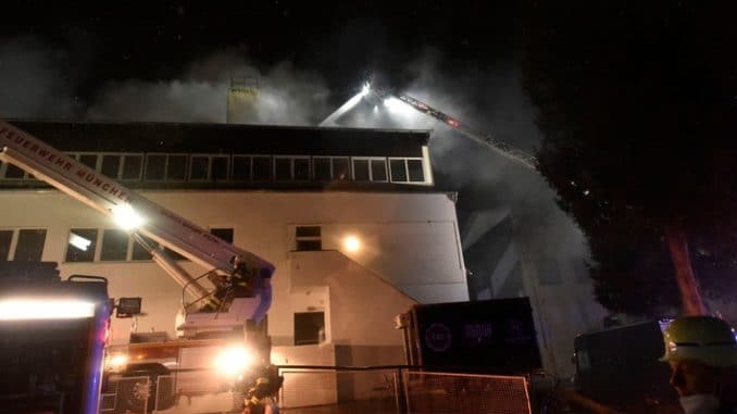 FW-M: Dachstuhlbrand auf Galopprennbahn (Trudering-Riem)