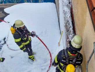 FW-M: Dehnfugenbrand beschäftigt Feuerwehr (Pasing)