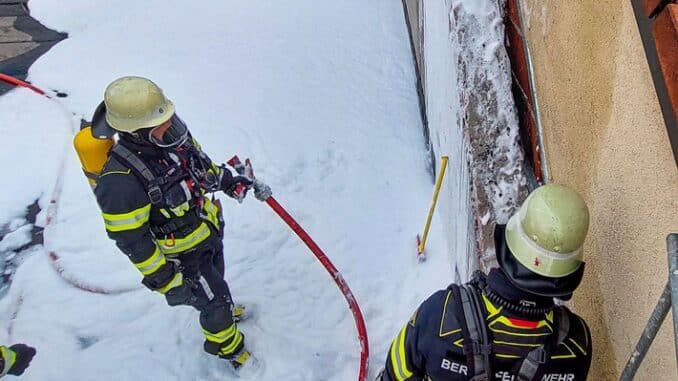 FW-M: Dehnfugenbrand beschäftigt Feuerwehr (Pasing)