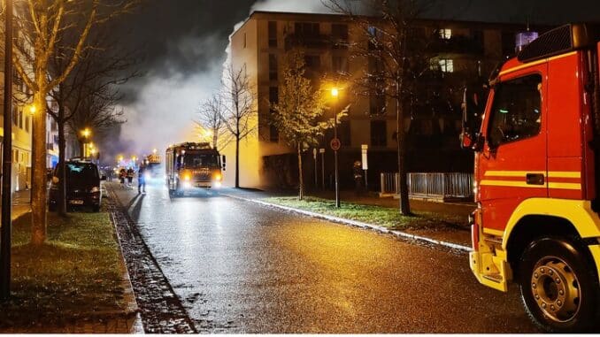 FW-M: Dichter Rauch in den Straßen und sieben Leichtverletzte (Messestadt-Riem)