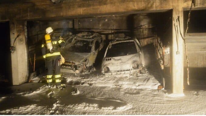 FW-M: Drei Fahrzeuge in Tiefgarage komplett ausgebrannt (Moosach)