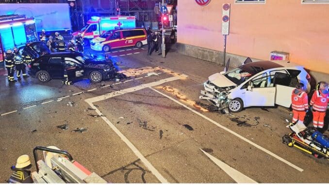 FW-M: Drei Verletzte bei nächtlichem Verkehrsunfall (Giesing)