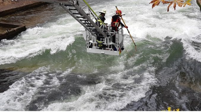 FW-M: E-Scooter im Eisbach (Lehel)