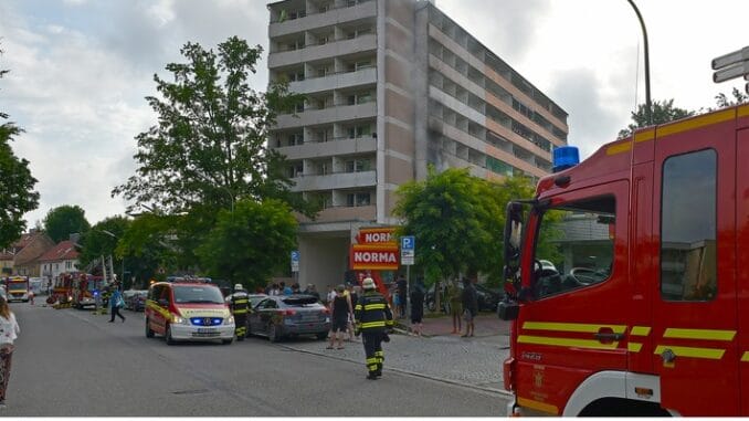 FW-M: Eine tote Person bei Zimmerbrand aufgefunden (Moosach)