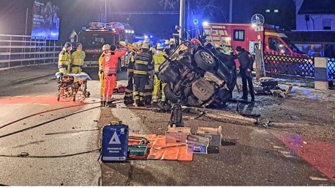 FW-M: Fahrer nach Unfall im Pkw eingeklemmt (Feldmoching)