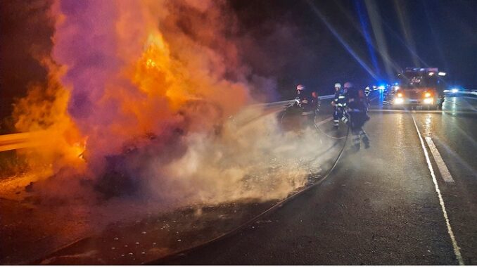 FW-M: Fahrzeug brennt auf Autobahn (A95 Richtung Garmisch)