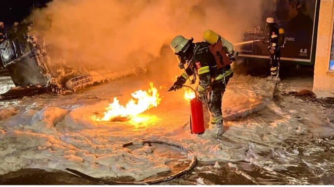 FW-M: Fahrzeugbrand erfordert ungewöhnliche Maßnahmen (Pasing-Obermenzing)