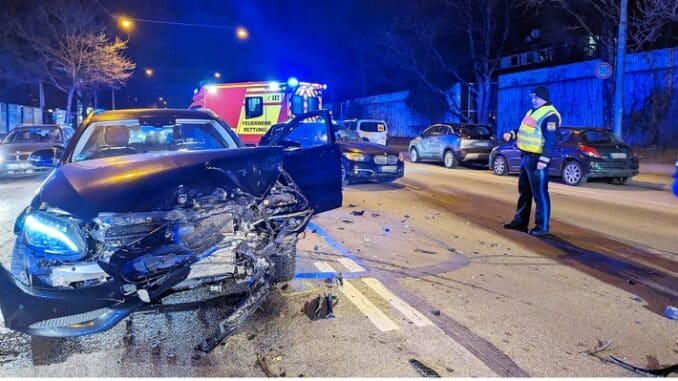 FW-M: Frau bei Verkehrsunfall verletzt (Pasing)