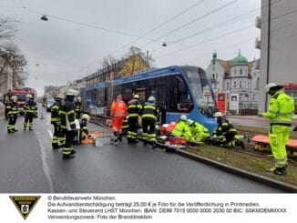 FW-M: Frau kollidiert mit Trambahn (Berg-am-Laim)