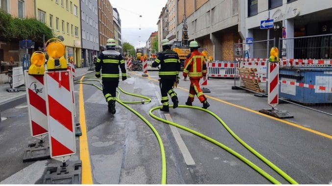 FW-M: Gasaustritt sorgt für Feuerwehreinsatz (Maxvorstadt)